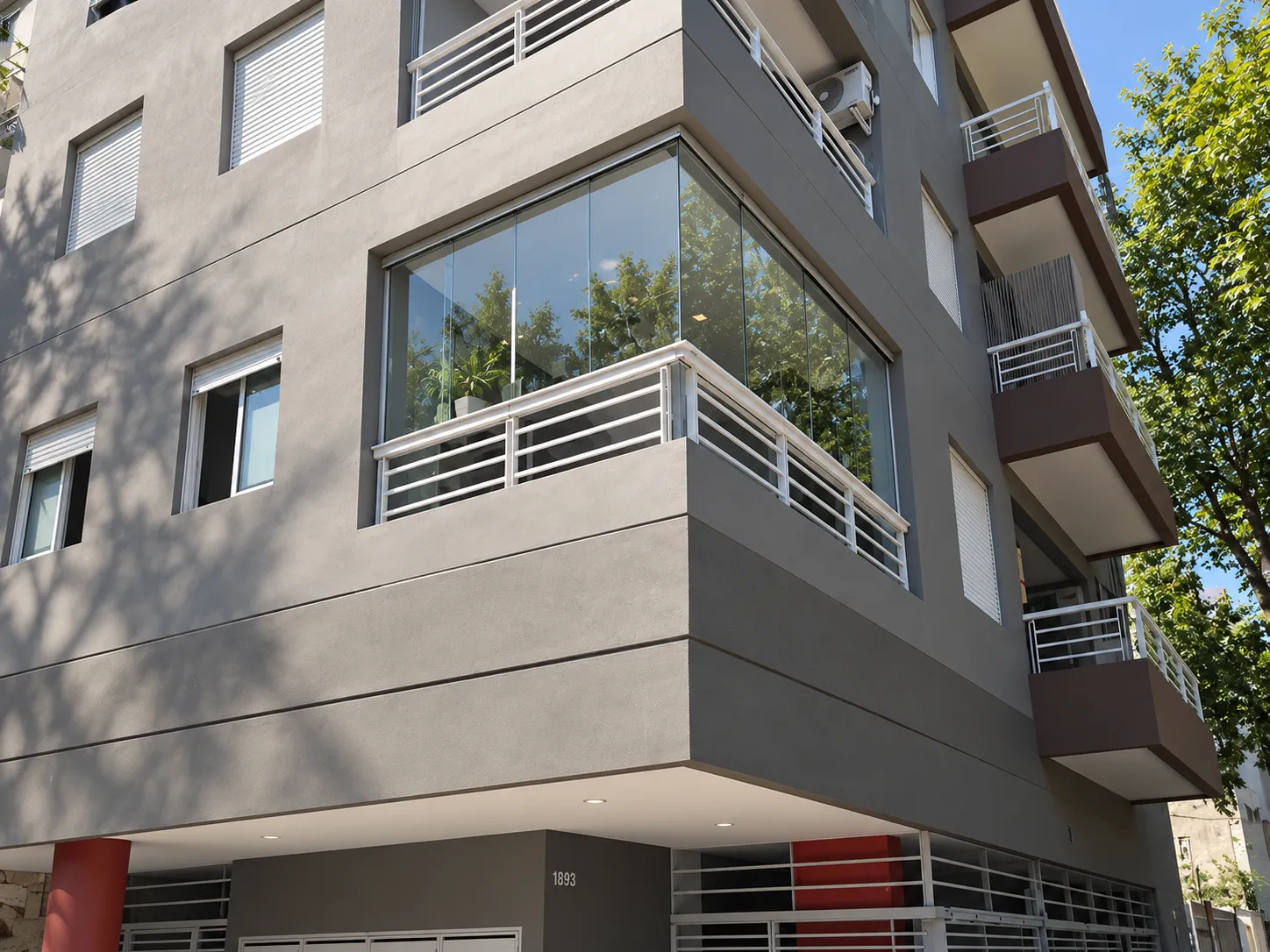 Cerramiento de vidrio en balcón de edificio residencial